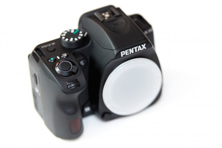 Pentax K-70: Das Design liegt zwischen der alten K- und neuen K-S-Serie.