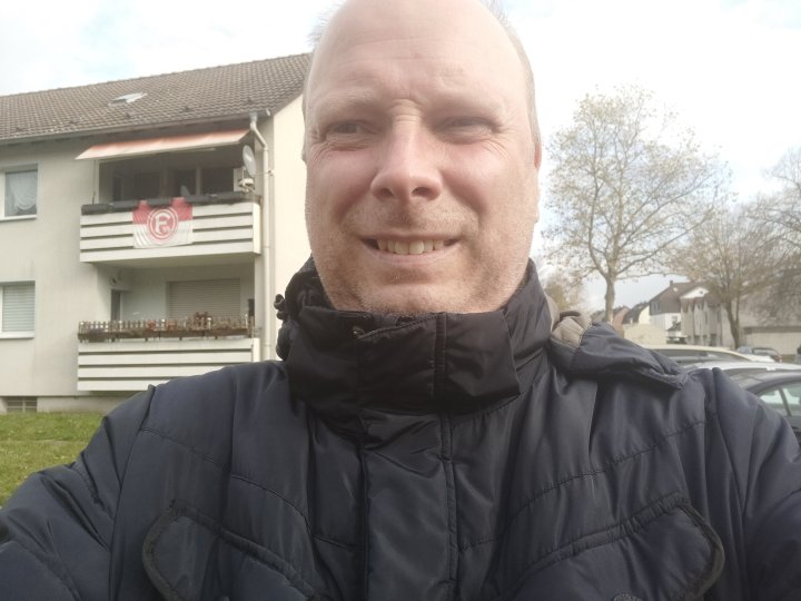 Die Frontkamera des realme GT Neo 2 schießt gute Bilder, hat aber mit Überblendungen zu kämpfen