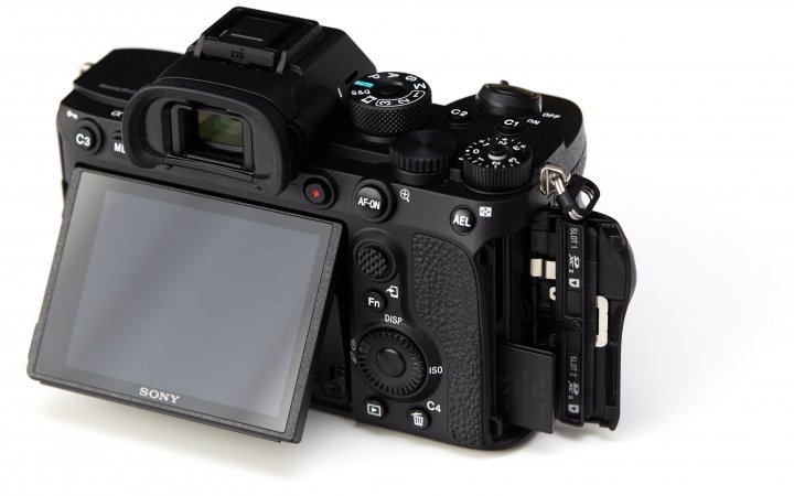 Sony Alpha 7R IV: Beide Speicherkarten-Fächer unterstützen nun die UHS-II-Schnittstelle