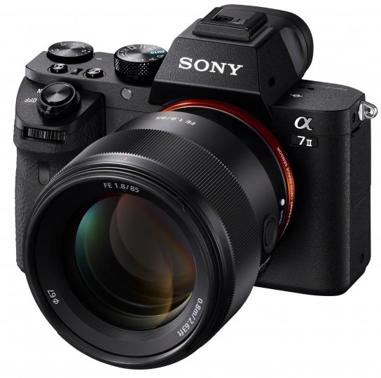 Sony FE 85 mm f/1.8: Das Objektiv eignet sich auch für Vollformat-Kameras wie eine Sony Alpha 7 II [Bildmaterial: Sony]