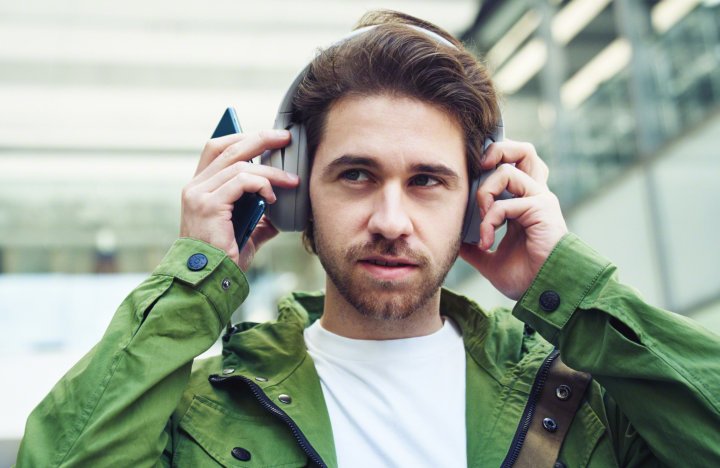 Sony_Xperia_1_III_Mann_hoert_Musik.jpg, 808 KB