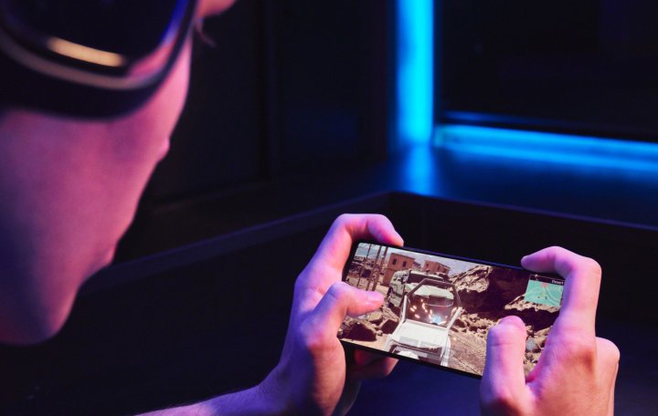 Sony_Xperia_1_III_Mann_spielt.jpg, 927 KB