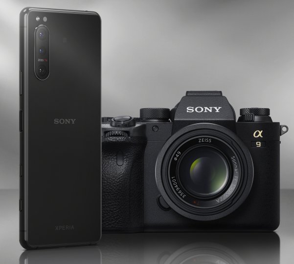 Sony_Xperia_5_II_neben_Sony_Alpha_Kamera.jpg, 1.1 MB