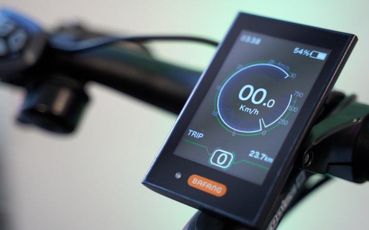 Steereon: Die 'Konsole' zeigt die Basisinformationen wie zurückgelegte Distanz, Geschwindigkeit und Akkuladestand an.