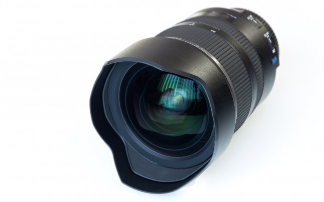 Tamron SP 15-30 mm f/2.8 Di VC USD - Die gebogene Frontlinse macht den Einsatz konventioneller Filter unmöglich.