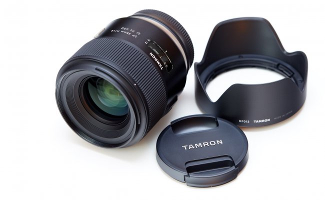 Tamron SP 35 mm f/1.8 Di VC USD - Der Lieferumfang fällt mit einer Streulichtblende überschaubar aus.