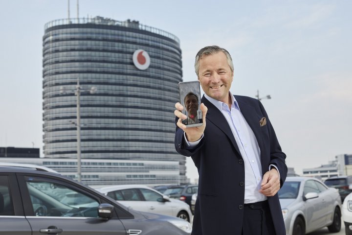 Vodafone_5G-Videotelefonat_Ametsreiter_Mack.jpg, 687 KB