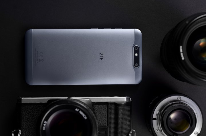 ZTE_Blade_V8_Grau_Rückseite_Lifestyle.jpg, 1011 KB