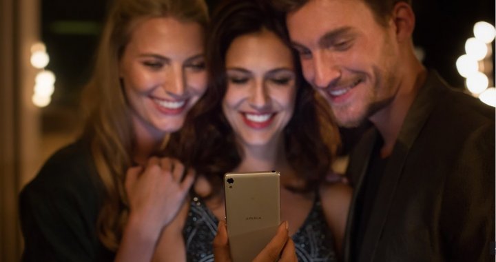 Zwei_Frauen_und_ein_Mann_gucken_auf_Sony_Xperia_XA.jpg, 112 KB