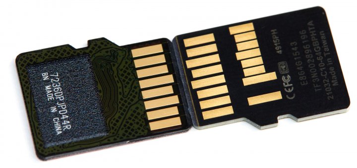 microSD-Speicherkarten: UHS-I- (li.) und UHS-II-Schnittstelle im Vergleich
