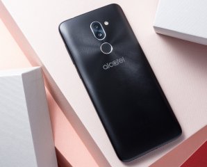 Erkennungsmerkmal des Alcatel 3X ist das radiale Design auf der Rückseite