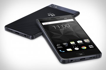Auffällig ist die Karbon-Optik der Rückseite des BlackBerry Motion