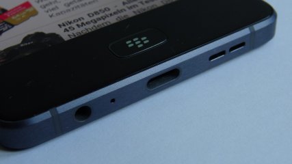 Einer der beiden Lautsprecher liegt auf der Unterseite des BlackBerry Motion neben 3,5-mm-Audio- und USB-Typ-C-Anschluss