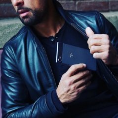 In die Hosentasche passt das BlackBerry Motion weniger, dafür in die Jackentasche