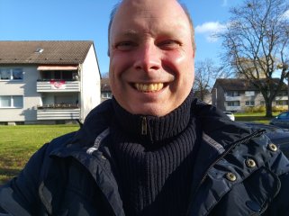 Die Frontkamera des Fairphone 4 löst mit 25 MP auf und schießt absolut ausgewogene Bilder