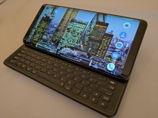 Das F(x)tec Pro 1 verfügt über eine ausziehbare physische Tastatur