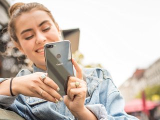 Wie viele andere Smartphones des Herstellers bietet das Gigaset GS195 die Möglichkeit via HD Voice, Voice over LTE und Voice over WiFi zu telefonieren