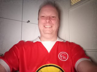 Selfies im Dunklen sind dank hellem Display-Fotolicht möglich, weisen aber einige Unschärfen und Körnungen auf