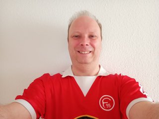 Bei Tage gelingen Selfies mit der 20-MP-Frontkamera des Gigaset GS290 eigentlich immer