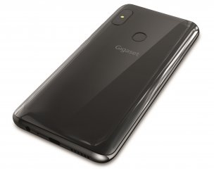Die glänzende Rückseite des Gigaset GS290 ist schnell von hässlichen Fingerabdrücken übersagt, aber netterweise hat Gigaset eine Schutzhülle mitgeliefert