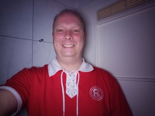 Für Selfies im Dunklen muss der Bildschirm des Gigaset GS4 auf maximale Helligkeit gestellt werden, damit man ein ausreichend starkes Display-Fotolicht generieren kann