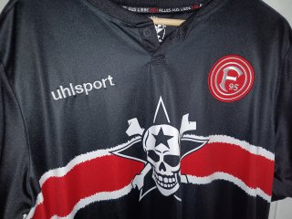 Etwas rotstichig, aber summa summarum recht detailgetreu ist diese Nachtaufnahme des Gigaset GX6