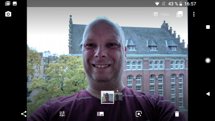 Auch bei Selfies wird der Bokeh-Effekt allein durch eine lernfähige Software erzeugt