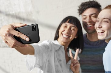 Die Frontkamera des Google Pixel 4a macht bei Tage gute Aufnahmen, doch bei Nacht sieht man deutliche Körnungen