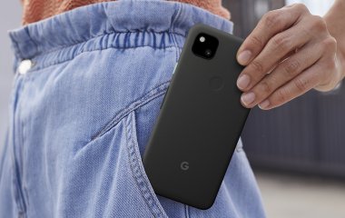 Das Google Pixel 4a ist deutlich kompakter als die meisten Smartphones. Der Fingerabdruck-Scanner könnte besser konturiert sein, funktioniert aber gut.