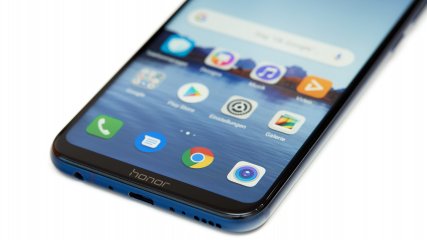 Heute leider immer seltener anzutreffen: Neben USB-C (2.0) ist auch ein 3,5-mm-Klinkeanschluss für Kopfhörer vorhanden