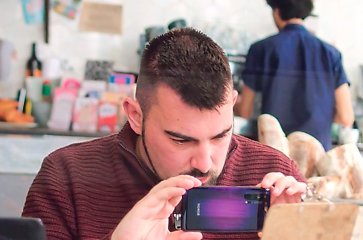 Mit der App PocketVision können Sehbehinderte die KI-Technologie des Honor 20 und 20 Pro nutzen, um Texte besser lesen zu können