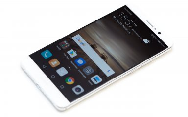 Zwar ist der Rahmen des Huawei Mate 9 schmal, doch mit einer Hand steuern kann man es trotzdem nicht