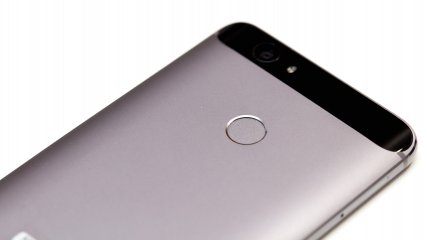 Huawei Nova: Auf der Rückseite befindet sich auch der Fingerabdrucksensor.