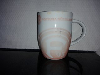 Mit Hilfe des starken LED-Blitzlichts erstrahlt die Fortuna-Düsseldorf-Tasse auch im Dunklen