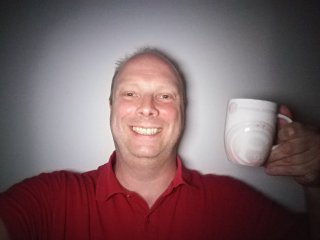 Obwohl das LG G7 Fit nur ein Display-Fotolicht für Selfies hat, leuchtet dieses bei Dunkelheit gut aus