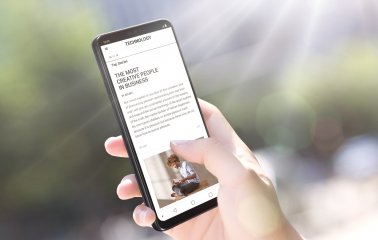 Das 7,9 mm dünne und 160 g schwere LG G7 Fit liegt gut in der Hand