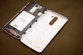 LG L Bello: Leider hat man sich hier die NFC-Spule gespart, Speicher- und SIM-Karte nutzen einen gemeinsamen Schacht
