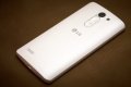 LG L Bello: Die geschliffene Optik erinnert an die G-Serie, auch die Rear Keys sind wieder mit dabei