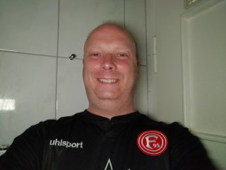 Selfies im Dunklen werden vom LG Velvet gut ausgeleuchtet, doch bei genauerem Hinsehen werden leichte Unschärfen sichtbar