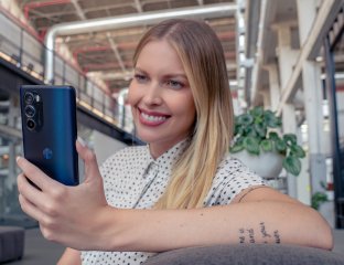 Das Display des Motorola Edge 30 lässt sich bei Sonnenlicht nicht immer perfekt ablesen