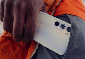 Typisch für das Motorola Edge 30 sind die hervorstechende Kamera-Module auf der Rückseite
