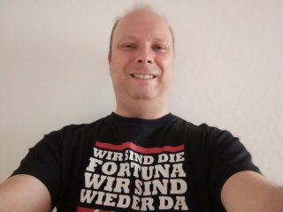 Die Selfie-Kamera des Motorola Moto E6 Plus hat bei Tage bis auf ein paar Unschärfen am Bildrand wenige Probleme