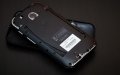 Motorola Moto E: Das Cover der Rückseite lässt sich zwar einfach abnehmen, der Akku ist trotzdem nicht frei zugänglich.