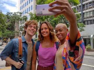 Für Gruppen-Selfies verfügt die Frontkamera des Motorola Moto G30 über einen speziellen Panorama-Modus