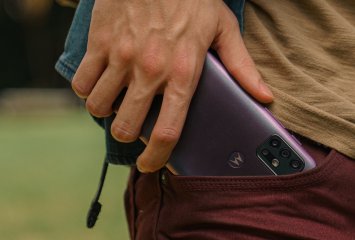 Der Eindruck täuscht: Das Motorola Moto G30 passt nicht in die meisten Hosentaschen