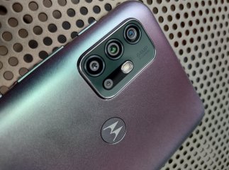 Vier Kameras und das LED-Blitzlicht stecken im Kameramodul auf der Rückseite des Motorola Moto G30