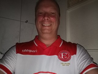 Dank Blitzlicht erleutet das Motorola Moto G60s auch Selfies