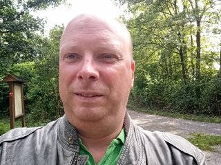 Bei Tage zeigt die Frontkamera des Motorola Moto G60s eine gute Restlichtverwertung