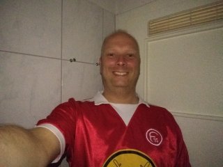 Dank Fotolicht schießt das Motorola Moto G6 auch Selfies im Dunkeln