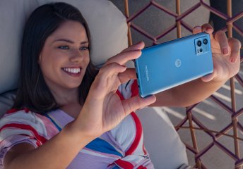 Das OLED-Display des Motorola Moto G72 lässt sich bei Sonnenlicht gut ablesen